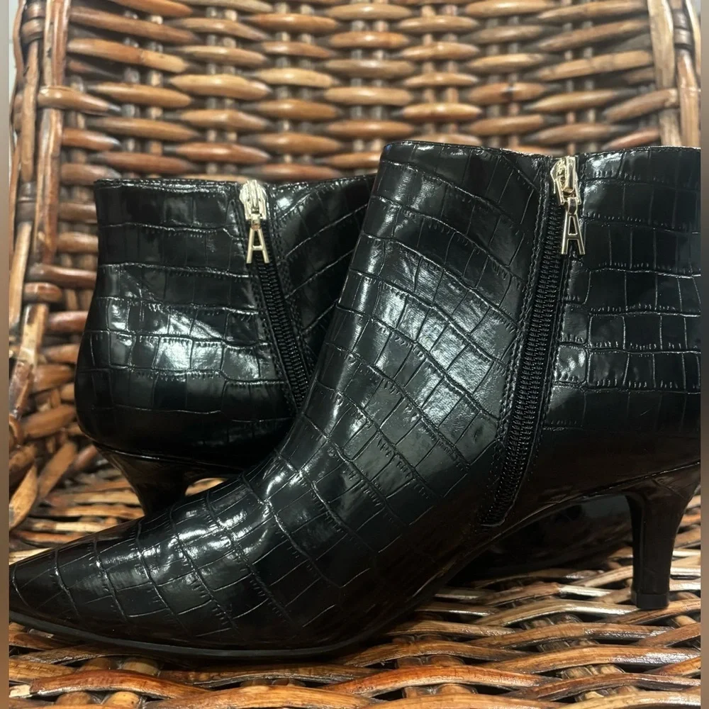 AEROSOLES Black Croc-Patterned Ankle Booties in size 9.5. Great condition !